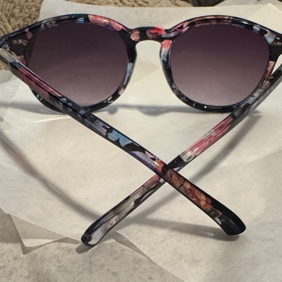⚡️4/$15 Floral Fiesta 🪅 Elle sunglasses with a floral-patterned frame. - Picture 6 of 12